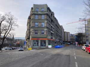 Jablonecká ulice zůstane zavřená do konce roku 2026, otevře se jen na příští zimu. Vjezd pro sanity a do parkovacího domu bude zajištěn