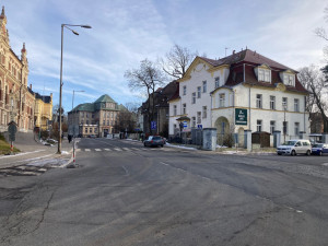 Jablonecká ulice zůstane zavřená do konce roku 2026, otevře se jen na příští zimu. Vjezd pro sanity a do parkovacího domu bude zajištěn