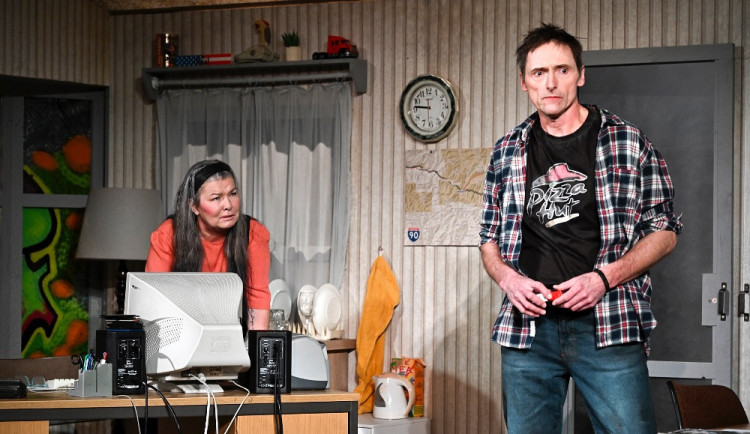 Liberecké divadlo uvádí v české premiéře něžnou komedii o osamělosti Hrstka. Vypráví o řidiči kamionu na přelomu tisíciletí