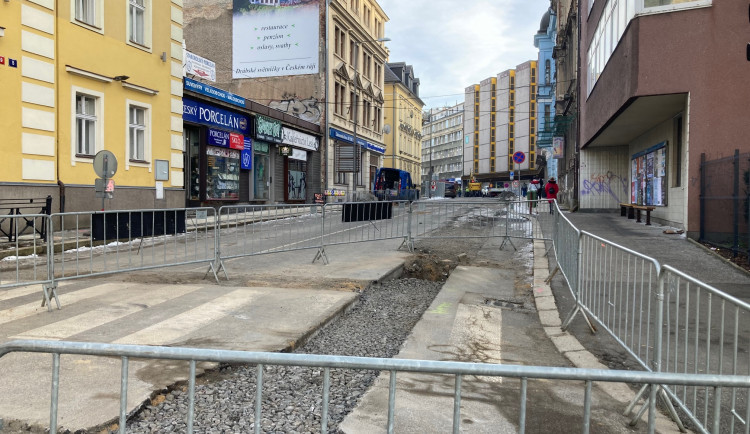 Jablonecká ulice zůstane zavřená až do konce roku 2026, otevře se jen na příští zimu. Vjezd pro sanity a do parkovacího domu bude zajištěn