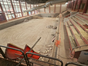 Vybouraný 50metrový bazén – kompletně odstraněný vnitřek a obklady.