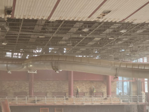 Podhled a vzduchotechnika – částečně odstraněný stropní podhled. Z viditelných kovových konstrukcí visí části osvětlení a kabeláže. Vzduchotechnické potrubí je stále zavěšené (bude demontováno průběžně).