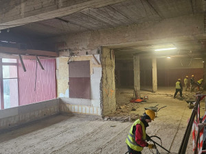 Demolice příček – jsou vidět odkryté nosné konstrukce.