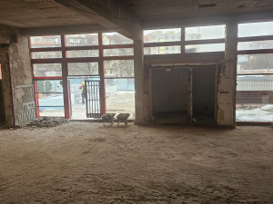 Vybouraný interiér bazénu – ve vstupní části byly odstraněny podlahy a zdivo.