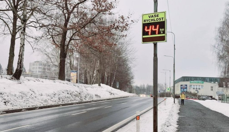 Radar u jablonecké přehrady začne v únoru měřit naostro, má zklidnit dopravu