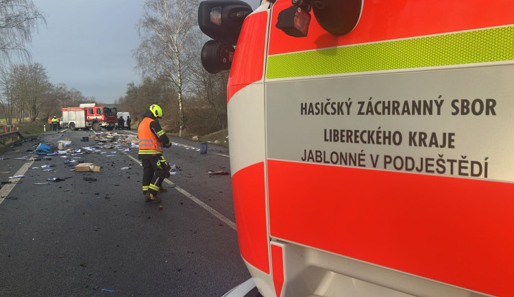 Střet dodávky s kamionem uzavřel silnici 13 u Jablonného, jeden člověk zemřel