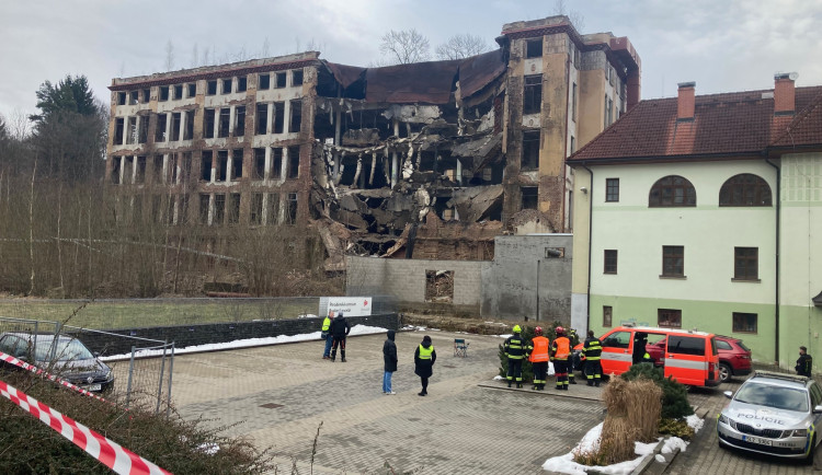 Zčásti zřícený objekt bývalé Textilany půjde celý k zemi. Demolici zajistí z pověření majitele Syner