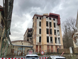 Zčásti zřícený objekt bývalé Textilany půjde celý k zemi. Demolici zajistí z pověření majitele Syner, začne dnes nebo zítra ráno