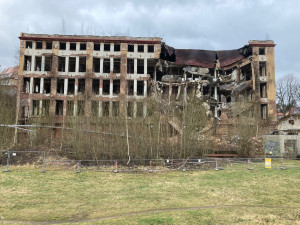 Zčásti zřícený objekt bývalé Textilany půjde celý k zemi. Demolici zajistí z pověření majitele Syner, začne dnes nebo zítra ráno