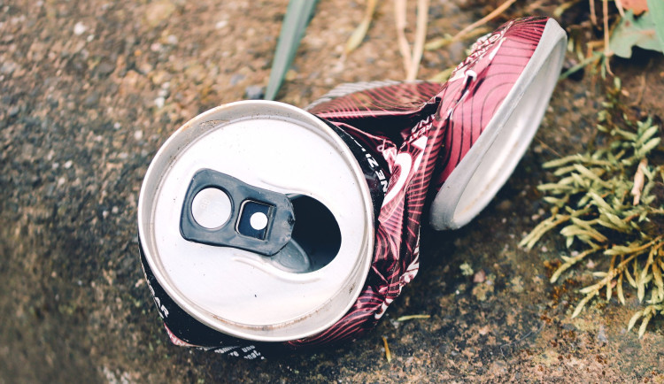 Ilustrační foto hliníkového obalu od nápoje.