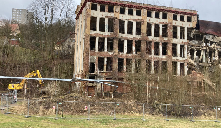 Zčásti zřícený objekt bývalé Textilany půjde celý k zemi. Demolici zajistí z pověření majitele Syner, začne dnes nebo zítra ráno