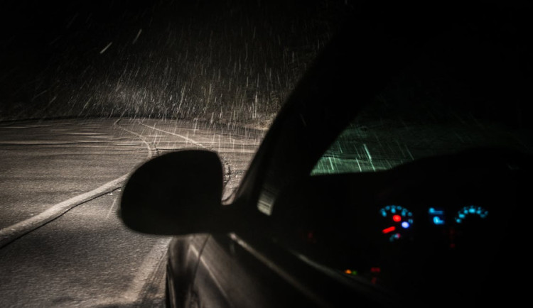 Řidič jel na padesátce sedmdesát, pak se prokázal falešným řidičákem. Hrozí mu vězení