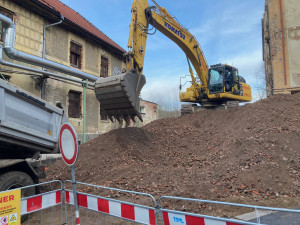 Demolice poslední budovy Textilany začne v pátek. Kvůli přilehlé zástavbě změnil statik místo zahájení bourání