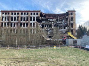 Demolice poslední budovy Textilany začne v pátek. Kvůli přilehlé zástavbě změnil statik místo zahájení bourání