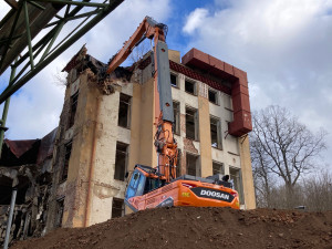 Demolice posledního objektu Textilany začala. Skončit má do deseti dnů