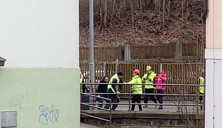 Rvačka těsně před startem bourání Textilany. Nezvládnuté emoce na chvíli odvedly pozornost od ramena bouracího bagru