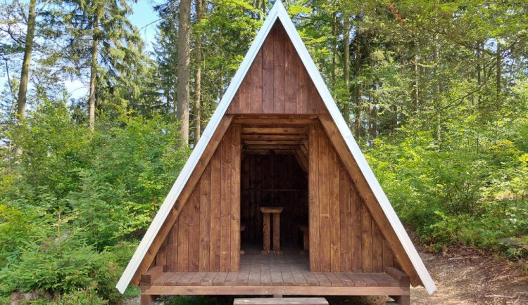 Lesy ČR dokončily 31 nových útulen pro odpočinek turistů. Najdete je i na jihu Čech