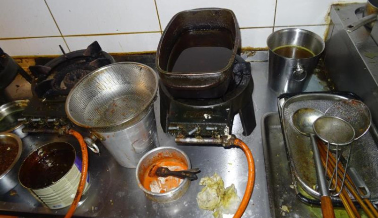 Hygienici uzavřeli kvůli špíně a dalším prohřeškům vietnamskou restauraci Hanoi ve Cvikově