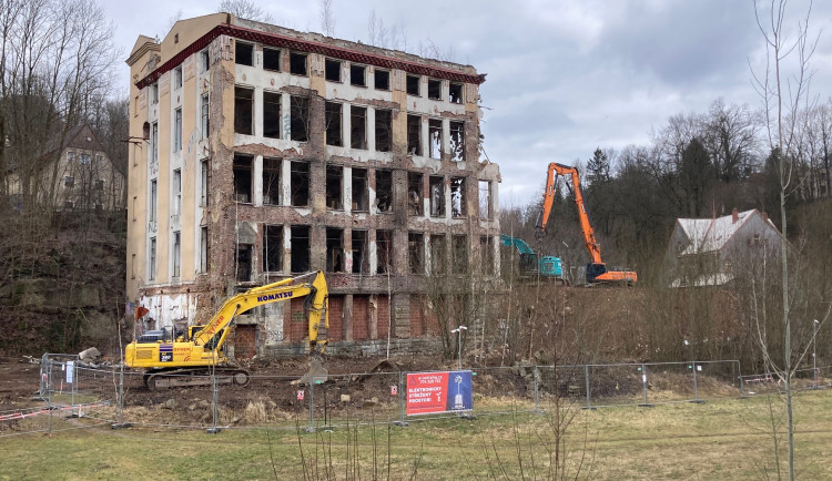 Demolice zřícené budovy bývalé Textilany má skončit v půlce příštího týdne, Klicperova ulice už je průjezdná