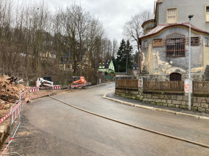 Klicperova ulice je už průjezdná a průchozí. Demolice postoupila dostatečně daleko a dopravu ani pěší neohrožuje.