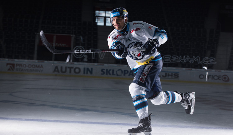 Opora Bílých Tygrů zůstává. Hokejový klub prodloužil smlouvu s Adamem Musilem