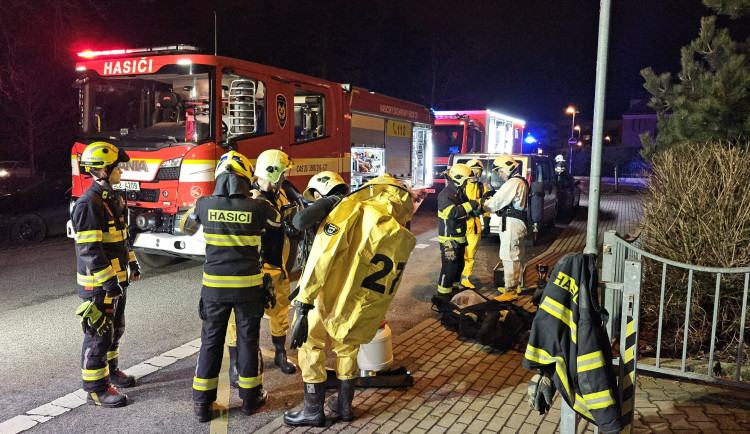 V Růžodolské ulici v Liberci zasahovali hasiči u úniku nebezpečných látek. Dva lidé se skončili v nemocnici