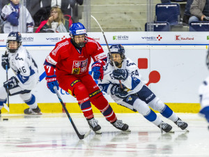 České hokejistky v prvním utkání na turnaji v Liberci deklasovaly Finsko 7:2, dnes je čekají Švýcarky