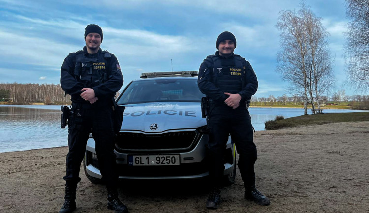 Drama se sebevrahem s nožem v břiše v Hrádku nebylo ten večer jediné. Policisté tam zachránili sebevrahy dva