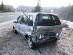 Čelní srážka u Rádla. Řidička dostala smyk na namrzlé silnici