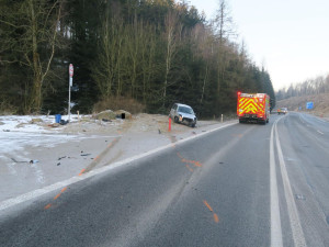 Čelní srážka u Rádla. Řidička dostala smyk na namrzlé silnici