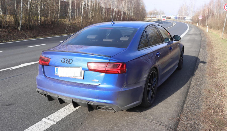 Zloděje luxusního vozu z Rakouska opět zastavila až namířená zbraň policistů. Tentokrát v Hrádku nad Nisou