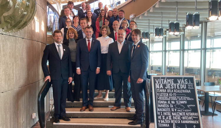 Koalice Starostů pro Liberecký kraj a Spolu při podpisu koaliční smlouvy na Ještědu.