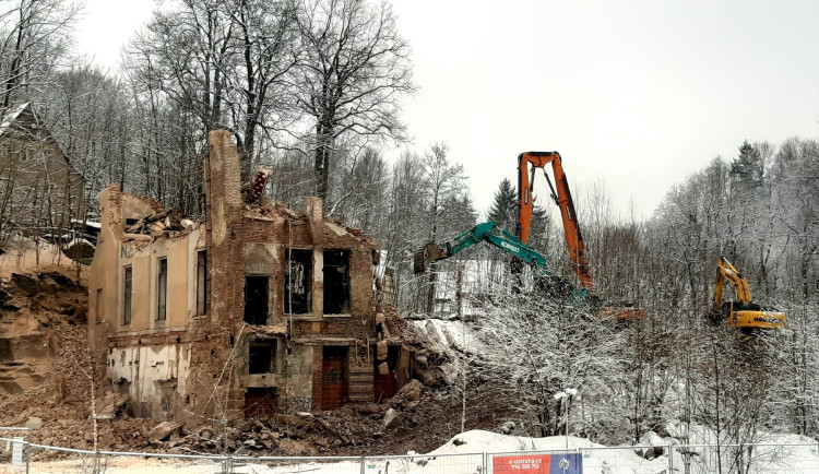 Bourání poslední budovy po bývalé Textilaně po dvou týdnech skončilo. Suť na místě zůstává