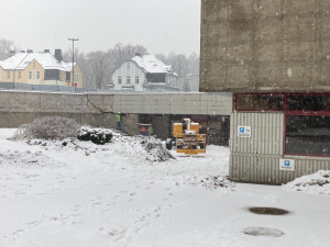 Libereckým bazénem zní sbíječky, vybouráno už bylo 8 tisíc tun betonu a obkladů. Červený tobogán nahradí nový