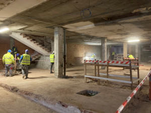 Libereckým bazénem zní sbíječky, vybouráno už bylo 8 tisíc tun betonu a obkladů. Červený tobogán nahradí nový