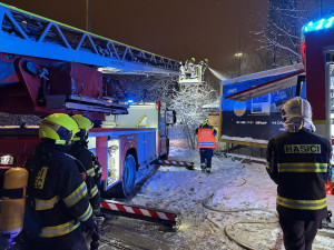 Zásah hasičů v Liberci. Nad ránem hořely garáže nedaleko vlakového nádraží