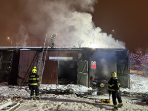 Zásah hasičů v Liberci. Nad ránem hořely garáže nedaleko vlakového nádraží