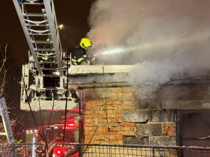 Zásah hasičů v Liberci. Nad ránem hořely garáže nedaleko vlakového nádraží