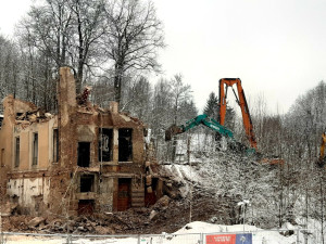 Bourání poslední budovy po bývalé Textilaně po dvou týdnech skončilo. Suť na místě zůstává