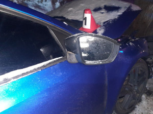 Řidič u Mníšku předjížděl, kde neměl a manévr na mokré silnici nezvládl. Narazil do stromu a zranil spolujezdce