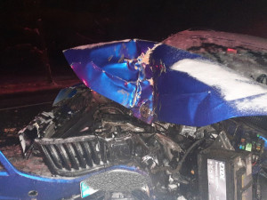 Řidič u Mníšku předjížděl, kde neměl a manévr na mokré silnici nezvládl. Narazil do stromu a zranil spolujezdce