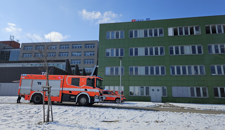 V Brně vypukl požár serverovny. Evakuovaly se stovky lidí, škody jsou ve vyšších milionech