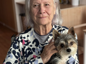 Vratislavické SeniorCentrum využívá k aktivizaci klientů i teriéra Joeho. Zlepšuje náladu i soustředění