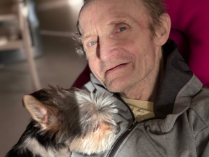 Vratislavické SeniorCentrum využívá k aktivizaci klientů i teriéra Joeho. Zlepšuje náladu i soustředění