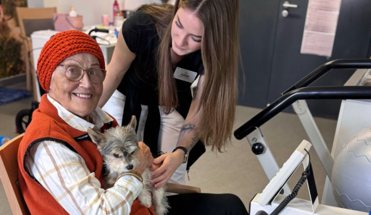 Vratislavické SeniorCentrum využívá k aktivizaci klientů i teriéra Joeho. Zlepšuje náladu i soustředění