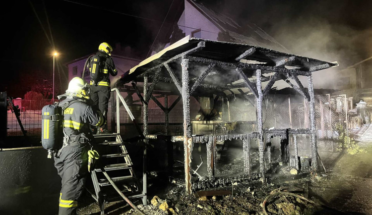 Noční požár v Českém Dubu. Pergola u rodinného domu shořela