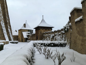 V areálu hradu a zámku Frýdlant opět praská část hradeb. Uzavřena je kvůli tomu cesta k památce ze zámeckého parku