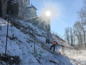 V areálu hradu a zámku Frýdlant opět praská část hradeb. Uzavřena je kvůli tomu cesta k památce ze zámeckého parku