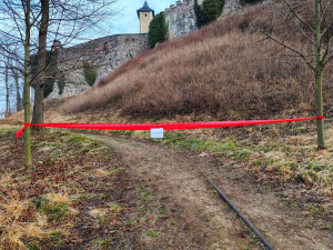 V areálu hradu a zámku Frýdlant opět praská část hradeb. Uzavřena je kvůli tomu cesta k památce ze zámeckého parku