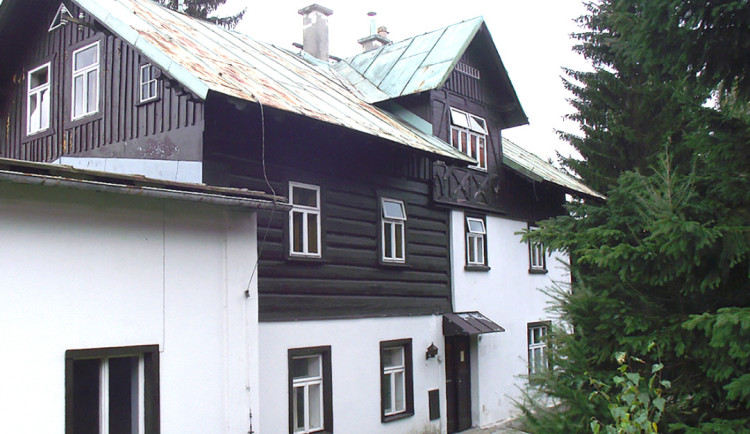 Stát napodruhé v aukci prodal bývalý penzion v Harrachově.